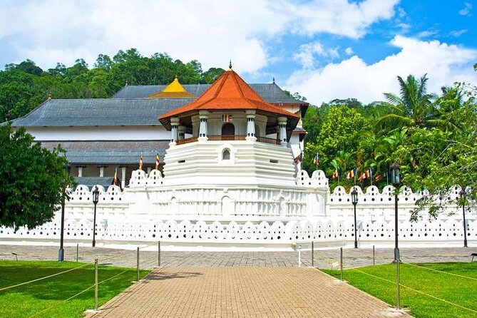14 Days Tour in Sri Lanka - Fortnight Expedition with Luxury Hotels - Dambulla and Kandy deliver the strongest cultural section