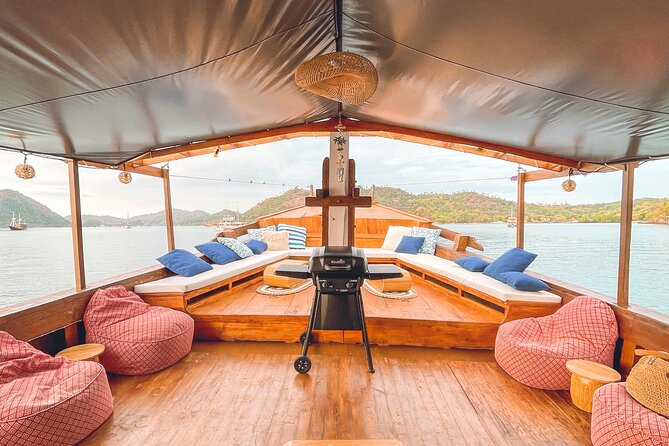 3 Days Deluxe Boat Private Cabin Sailing Trip in Komodo Island - Food, drinks, equipment, and group size