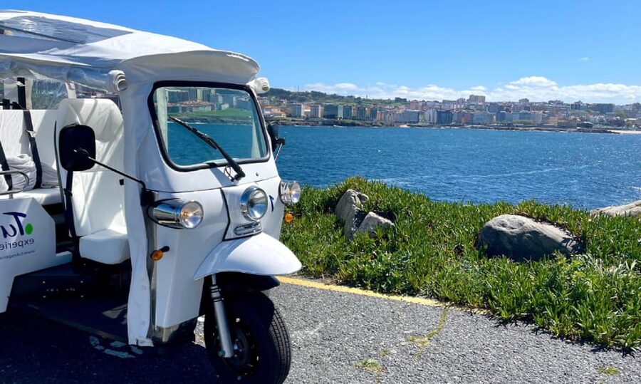 A Coruña: Premium Tuk Tuk tour - Harbor galleries and María Pita Square