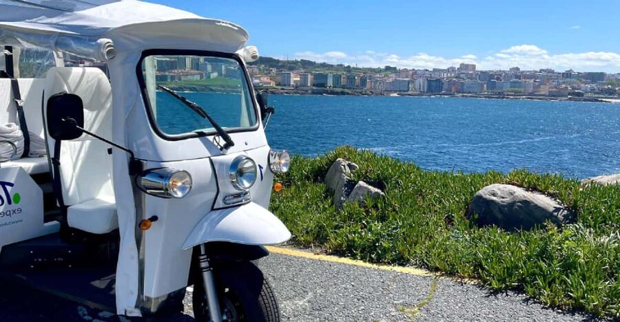A Coruña: Premium Tuk Tuk tour - What the guide and audio add