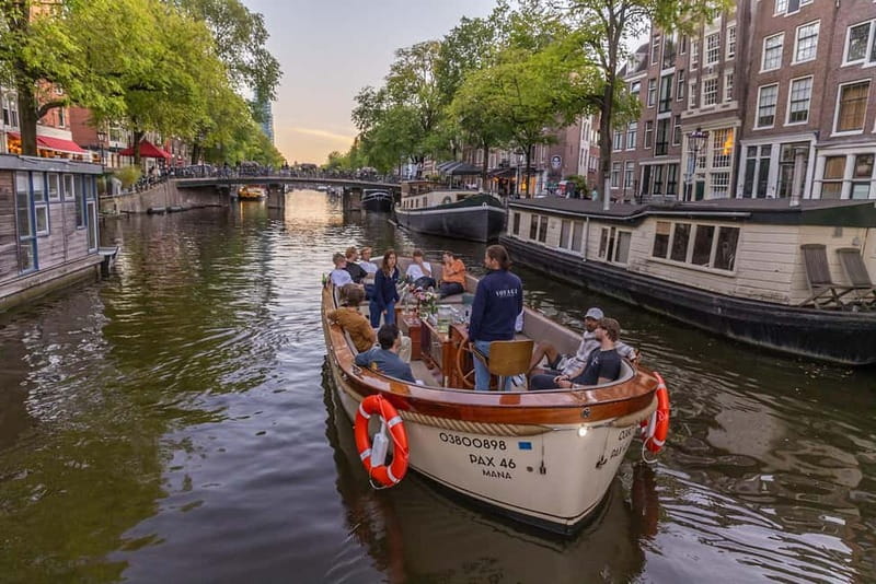 Amsterdam: 2-Hour Luxury Canal Cruise with Snacks & Drinks - The boat and the atmosphere
