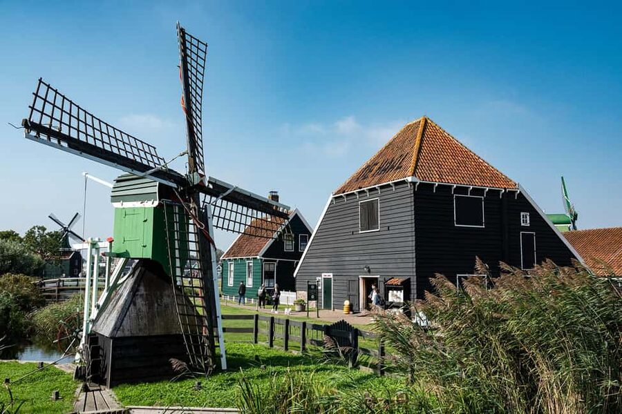 Amsterdam: Explore Zaanse Schans: Half-Day Luxury Coach Trip - Walking among the windmills and wooden houses