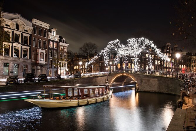 Amsterdam Light Festival: Canal Cruise + Snack & Unlimited Drinks - Crowds, boarding, and timing