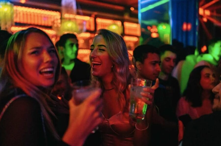Amsterdam: Ludwig's Red Light Pub Crawl with VIP Club Entry - Starting near the Red Light District