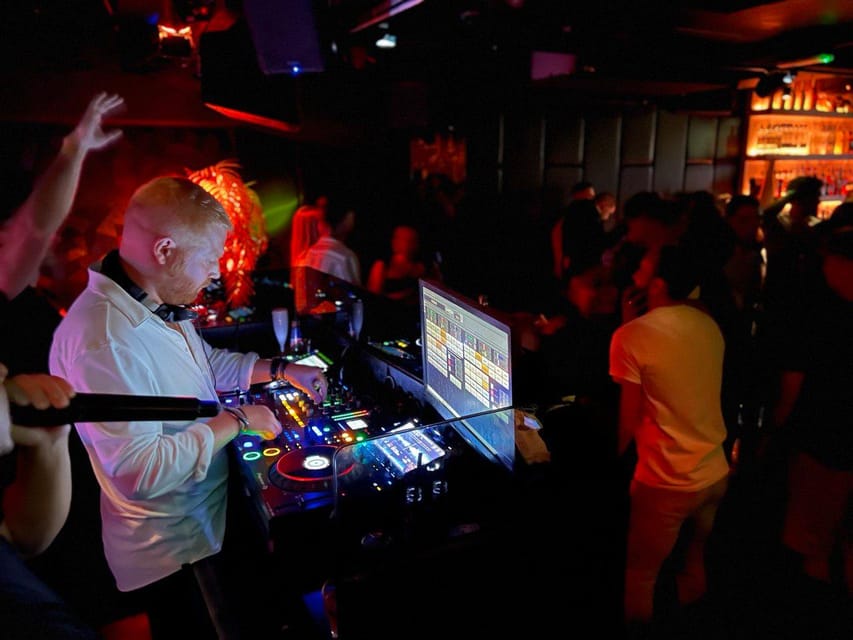 Amsterdam: Ludwig's Red Light Pub Crawl with VIP Club Entry - Finishing at a club with VIP entry