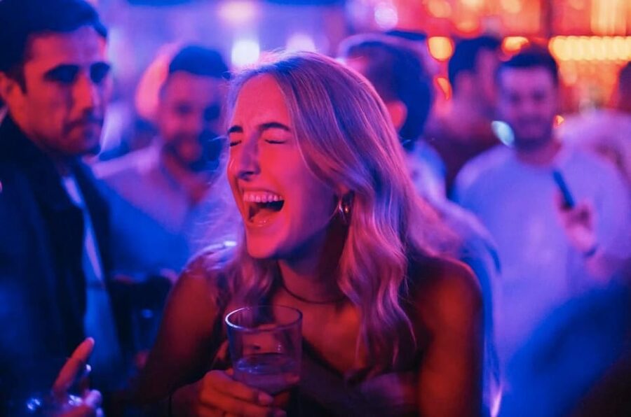 Amsterdam: Ludwig's Red Light Pub Crawl with VIP Club Entry - The first bars and the free welcome shots