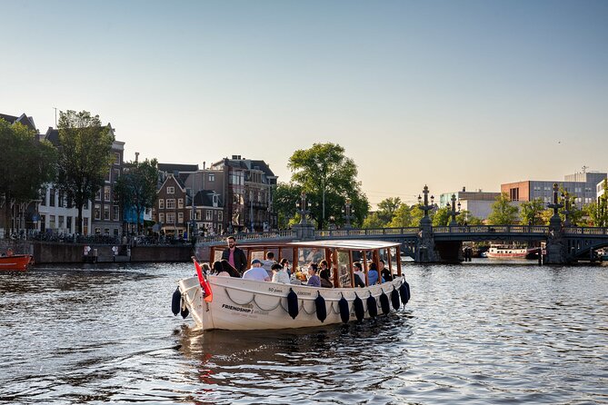 Amsterdam: Luxury Boat Cruise Unlimited Cocktails, Beers & Wines - Boarding behind Dam Square