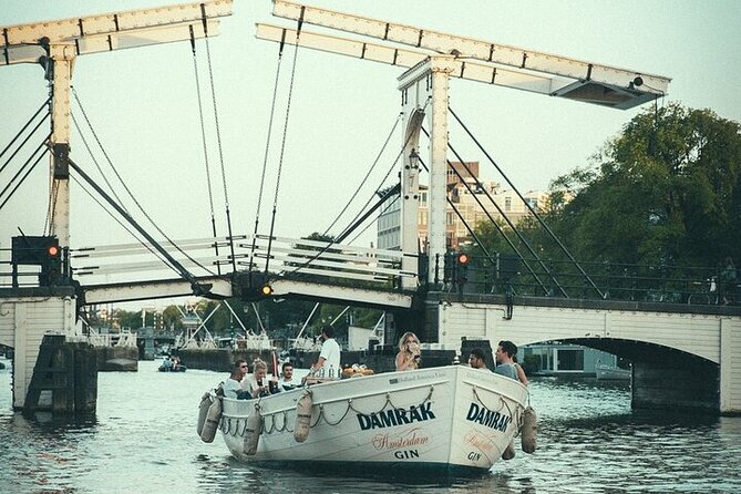 Amsterdam: Luxury Boat Cruise Unlimited Cocktails, Beers & Wines - What the one-hour cruise actually offers