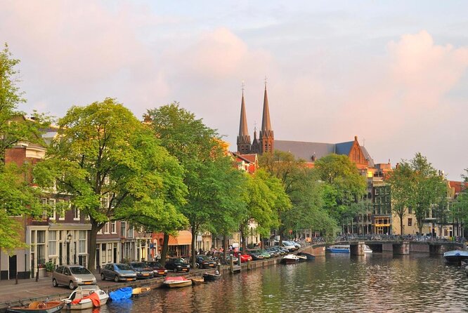 Amsterdam Luxury Canal Cruise + Unlimited Drinks & Bites option - Key points at a glance