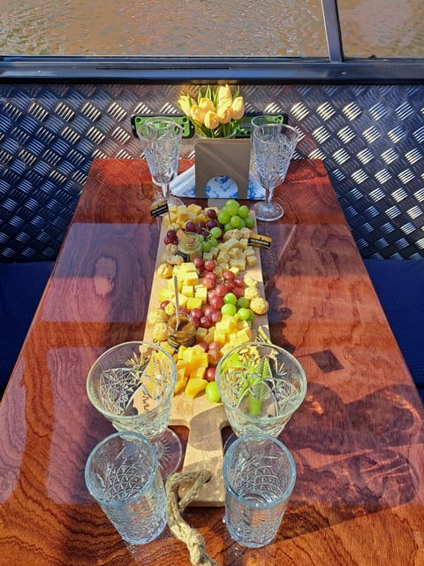 Amsterdam: Luxury Cheese & Wine Canal Cruise - The Dutch cheese tasting, explained