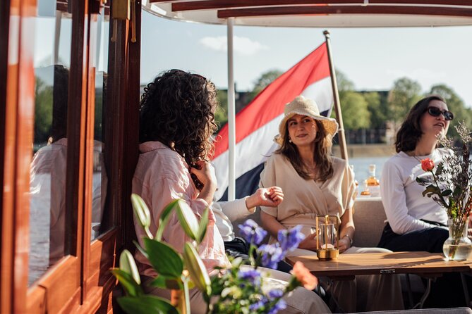 Amsterdam: Luxury Saloon Boat Cruise with Cocktails & Waffle - FAQ