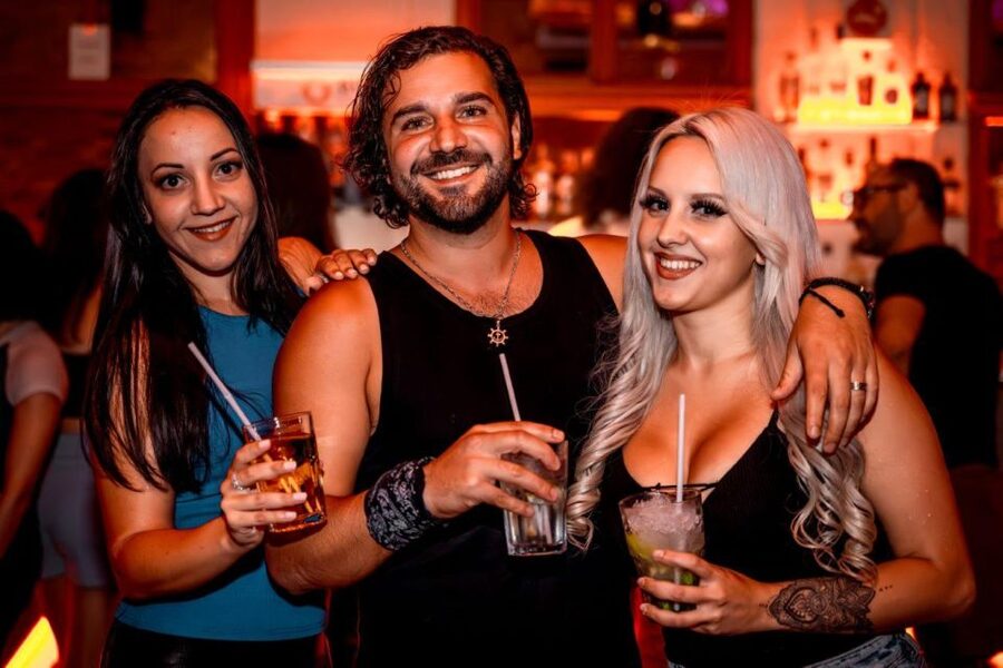 Amsterdam: Original Pub Crawl Party with VIP Entrance - Group size, guide style, and meeting people