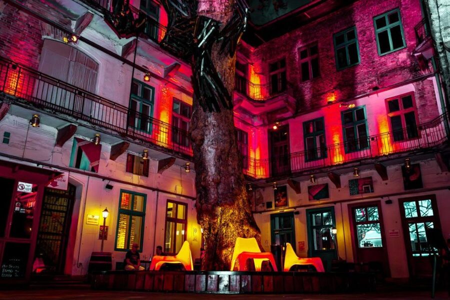 Amsterdam: Original Pub Crawl Party with VIP Entrance - Starting at Generator Hostel Bar at 10 p.m.