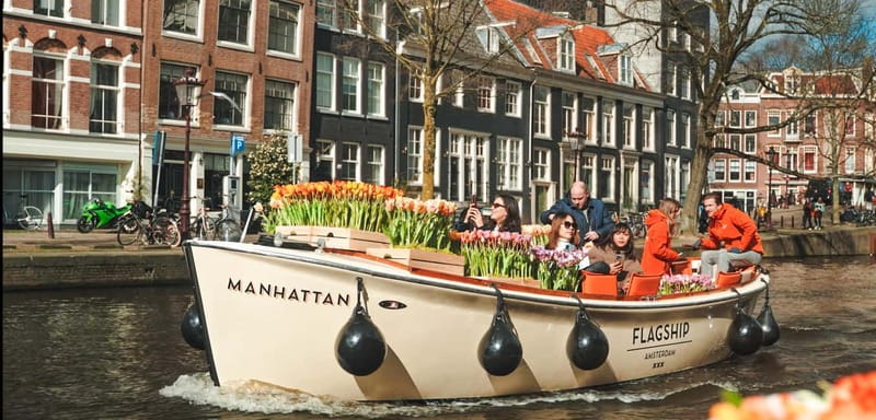 Amsterdam: Premium Tulip Boat Canal Tour - Bridges, canal houses, and the Anne Frank House