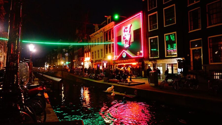 Amsterdam: Red Light District Exclusive Night Tour - Why this night walk works well for a first evening