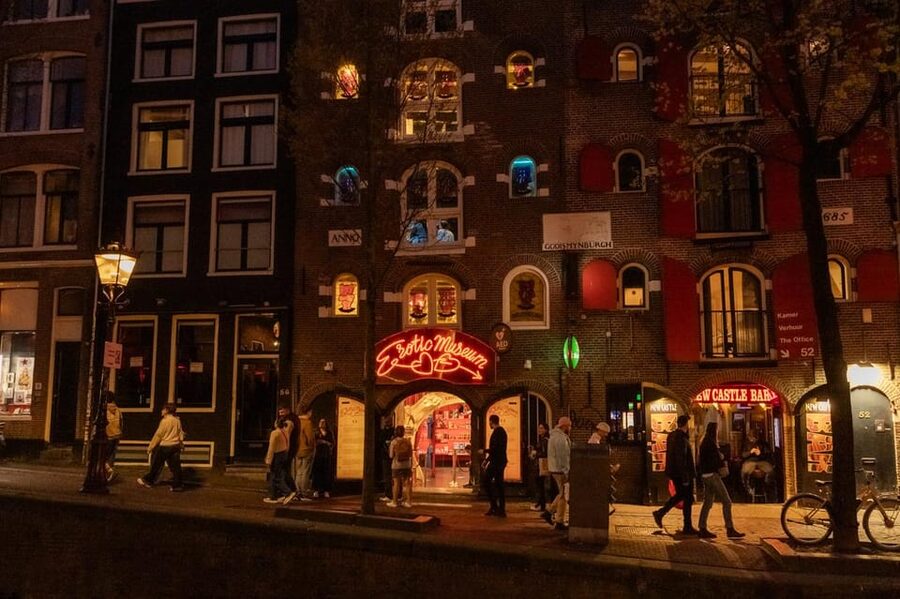 Amsterdam: Red Light Tour Exclusive + Peep Show - When to go, and how to behave