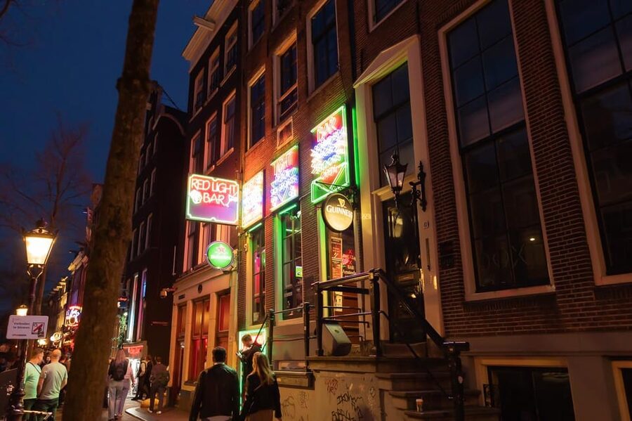 Amsterdam: Red Light Tour Exclusive + Peep Show - Bronze art and what public symbols say