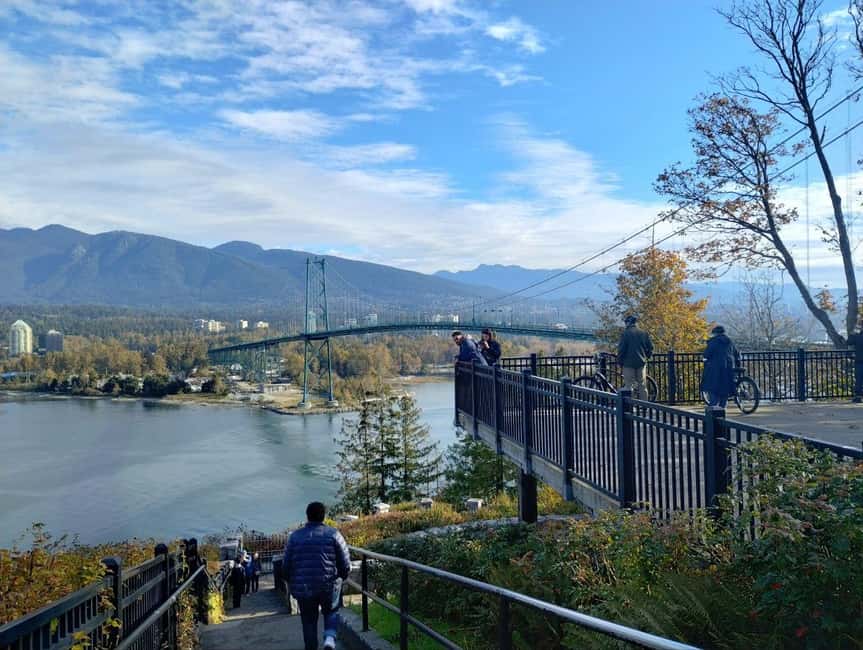 Aquarium & StanleyPark+20 Gem Spots+City/Vip Car+Small Group - Vancouver Aquarium: 80 minutes with marine life