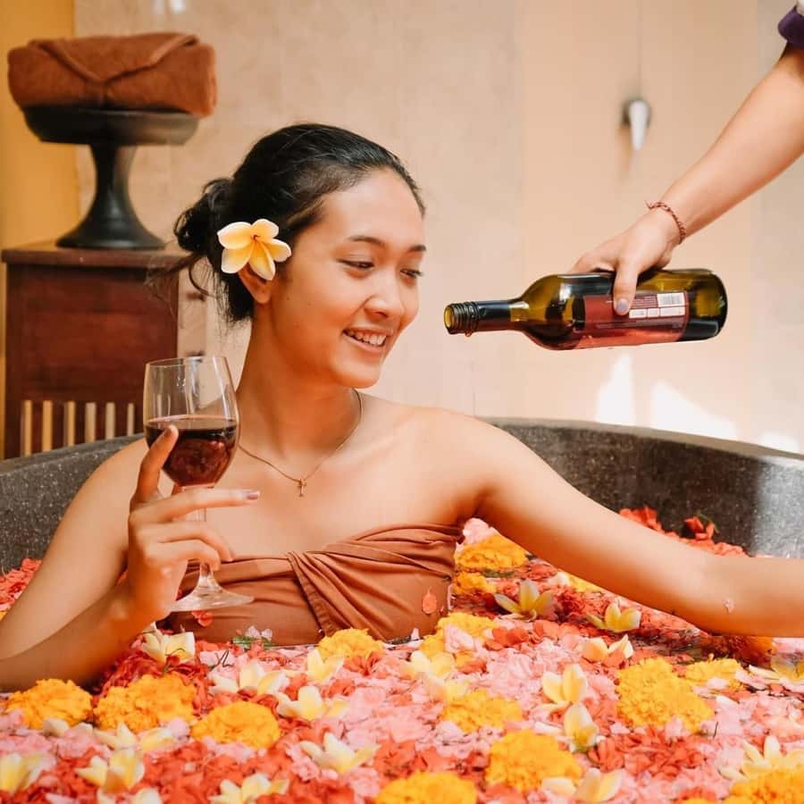 Bali: Luxury Spa Balinese Massage scrub Flower bath 2 Hour - The opening foot bath and Balinese massage
