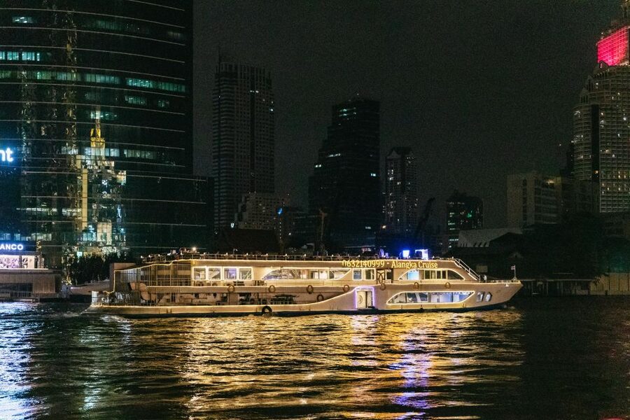 Bangkok: Alangka Luxury Buffet Dinner Cruise With Live Music - Should you book the Alangka dinner cruise?