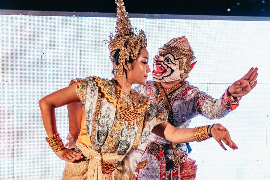 Bangkok: Alangka Luxury Buffet Dinner Cruise With Live Music - Choosing between the upper deck and indoor seating