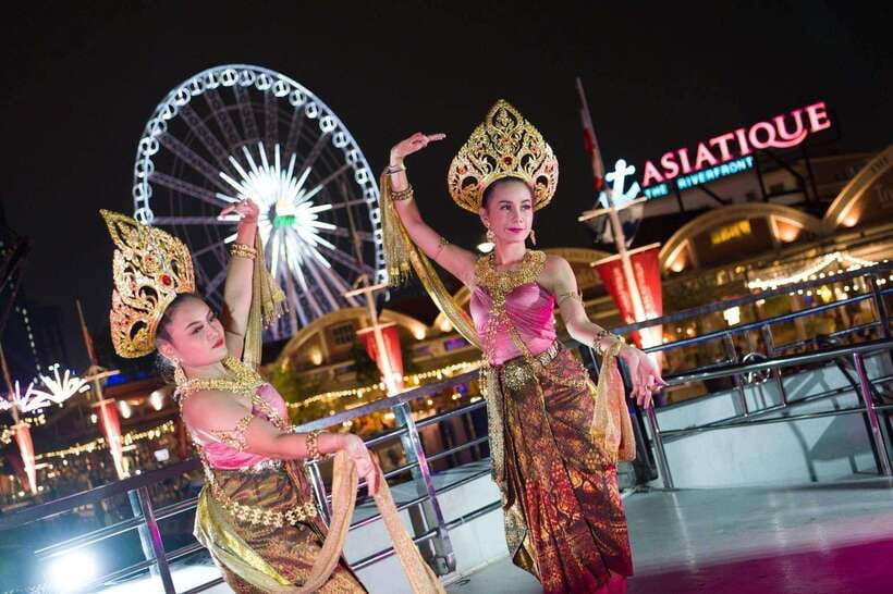 Bangkok: Luxury White Dinner Cruise Free Flow Beer and Wine - What This Cruise Is Really Like