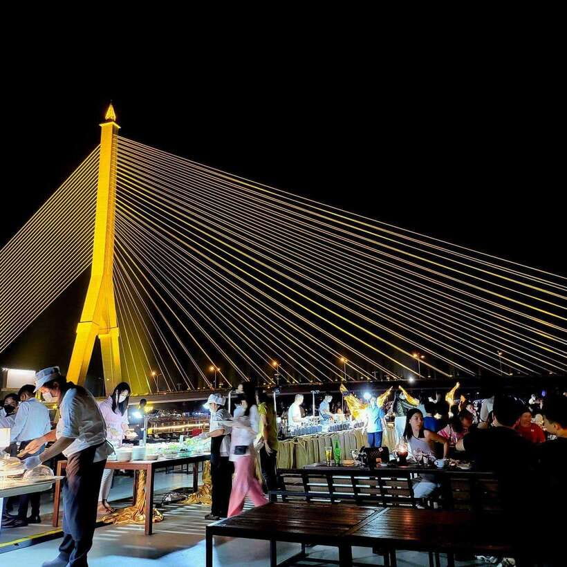 Bangkok: Luxury White Dinner Cruise Free Flow Beer and Wine - Boarding at ICONSIAM Pier 4