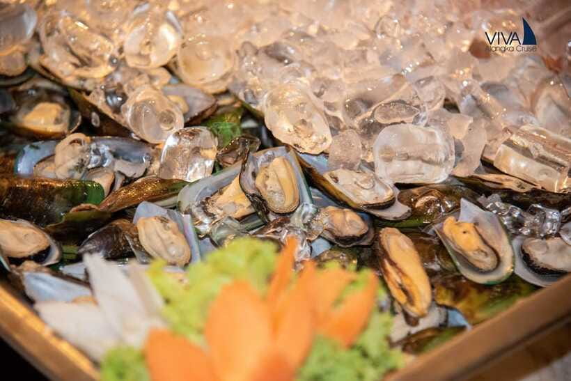 Bangkok: Noah 6 Stars Luxury Chaophraya River Dinner Cruise - How accessible and comfortable is the boat?