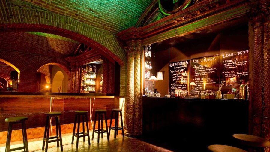 Barcelona: Exclusive Flamenco Show at El Paraigua with Drink - Why the El Paraigua cellar changes the evening