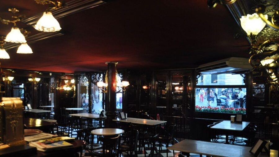 Barcelona: Exclusive Flamenco Show at El Paraigua with Drink - How it compares with a larger flamenco venue