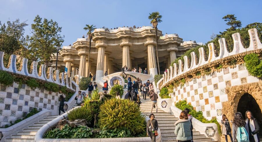 Barcelona: Exclusive Park Güell Private Guided Tour - Walking Through the Monumental Zone