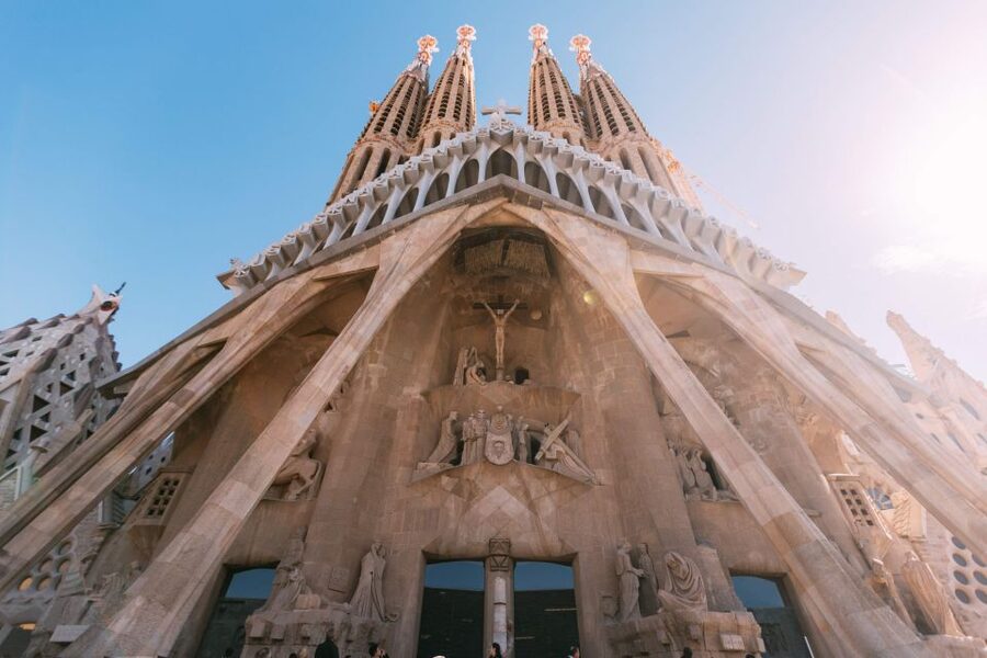 Barcelona: Exclusive Sagrada Familia Private Guided Tour - Entering Gaudí’s great basilica