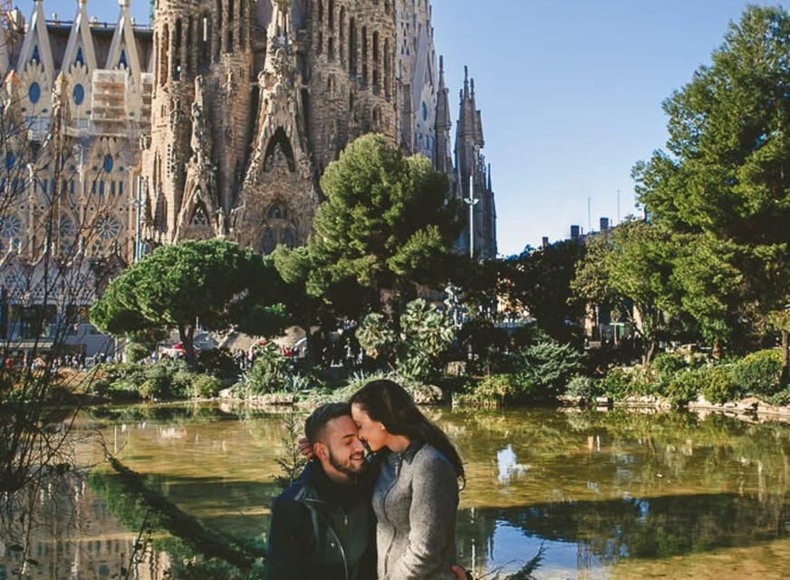 Barcelona: Photo Shoot + Exclusive Video of the Best Moments - Gothic Quarter: old streets and easy candid pictures