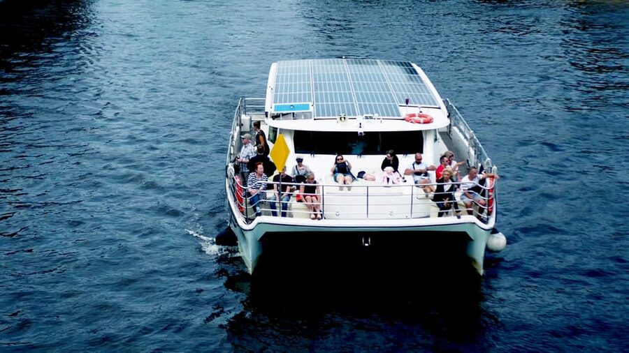 Berlin: Exclusive Boat Tour on a Solar-Powered Catamaran - Hauptbahnhof and the House of World Cultures