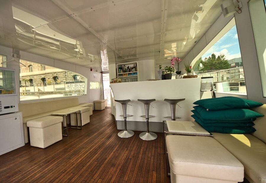 Berlin: Exclusive Boat Tour on a Solar-Powered Catamaran - How the audio guide works in real life