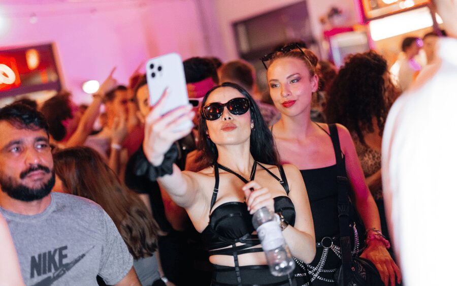 Berlin: Pub Crawl with Shots and VIP Club Entry - Key points at a glance