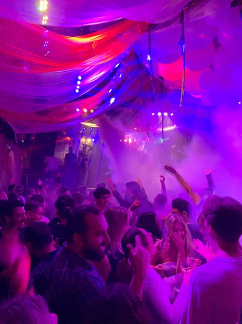 Berlin Pubcrawl: Shots, Party Games, Prices & VIP Club Entry - Should you book it?