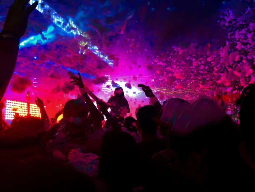 Berlin Pubcrawl: Shots, Party Games, Prices & VIP Club Entry - The first bars: easy games and changing moods