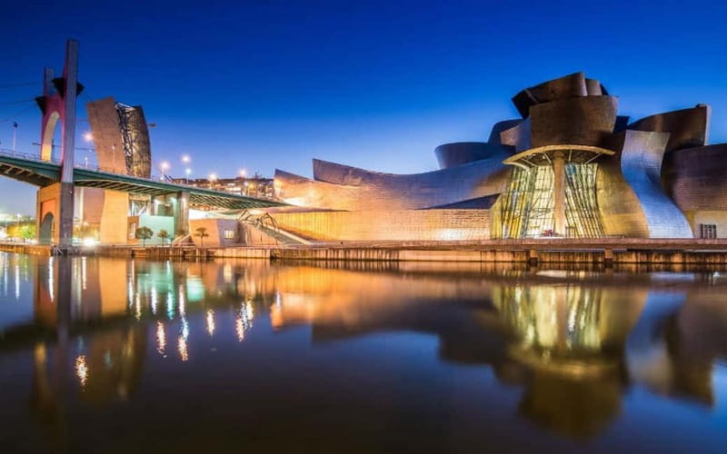Bilbao: Guggenheim VIP Experience. Small Group. Expert Guide - Meeting the Guggenheim outside