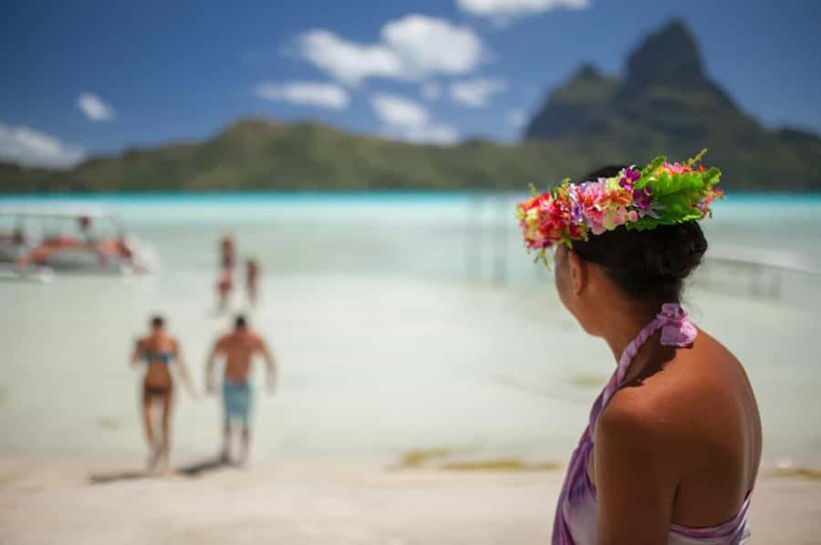 Bora Bora Luxury Tour and Beach Picnic - Cruising all the way around Bora Bora