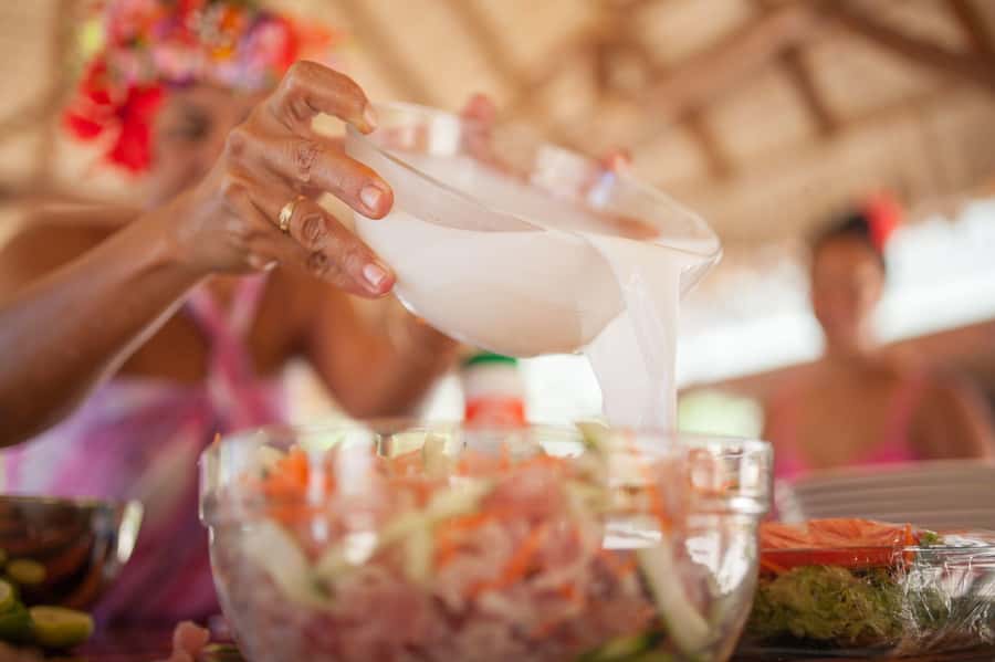 Bora Bora Luxury Tour and Beach Picnic - Guides who add more than boat handling