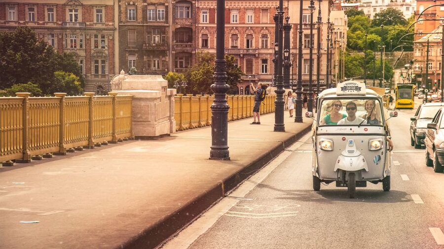 Budapest: Half-Day Exclusive Highlights Private Tour - Crossing Buda and Pest in one half-day