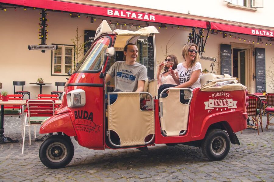 Budapest: Half-Day Exclusive Highlights Private Tour - Viewpoints, photo stops, and local corners