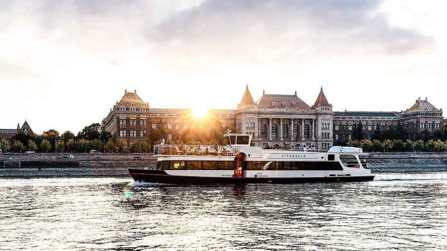 Budapest: Premium Sightseeing Cruise with Tokaj Frizzante - The Danube route, from Liberty Statue to Parliament