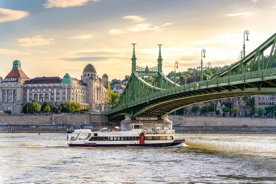 Budapest: Premium Sightseeing Cruise with Tokaj Frizzante - Using the audio guide without missing the views