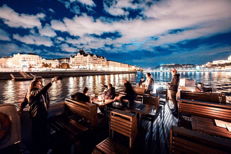 Budapest: Premium Sightseeing Cruise with Tokaj Frizzante - Night cruises, weather, and crowd levels