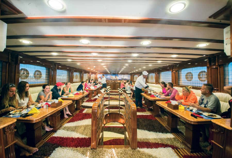 Cairo: Luxury Snorkeling Cruise & lunch with optional pickup - Reaching Jabal el Sakka by yacht