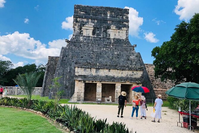 Chichén Itzá Premium Cenote y valladolid Day Tour - Walking through Chichén Itzá with a guide