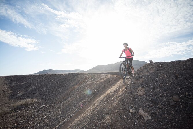 Coast to Coast PREMIUM eBike Tour; moderate level - 45 km - Starting in Corralejo with the right equipment
