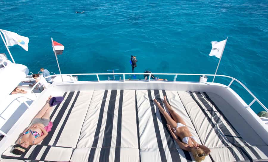 Dahab: luxury Snorkeling cruise with buffet lunch - Sailing along the South Sinai coast